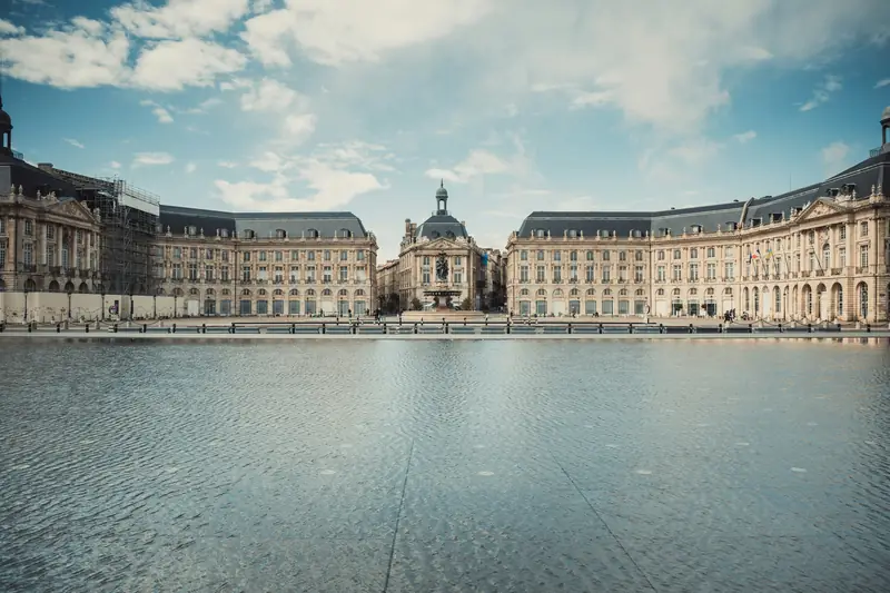 La place de la Bourse et le miroir d'eau, sur les quais de Bordeaux