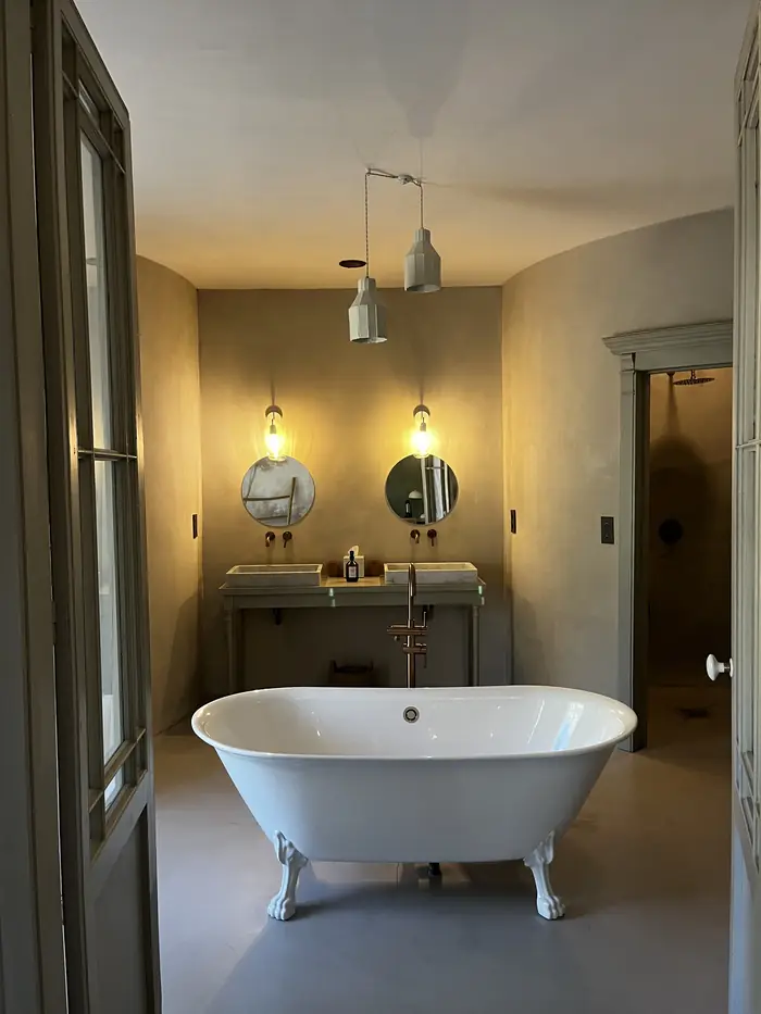 Salle de bain avec baignoire sur pieds et double vasque