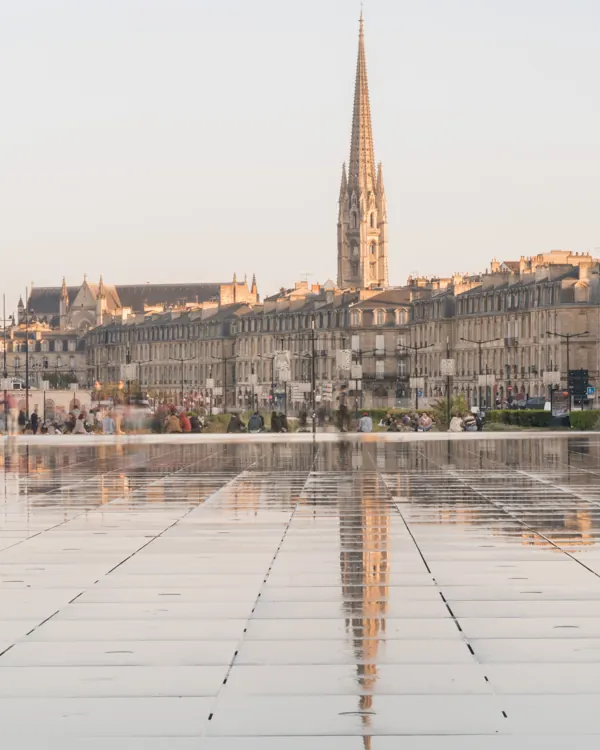 Les quais de Bordeaux et la flèche Saint-Michel au lever du jour