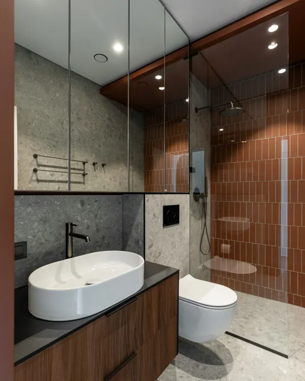 Salle de bain contemporaine, vasque blanche sur meuble en bois et carrelage terre cuite